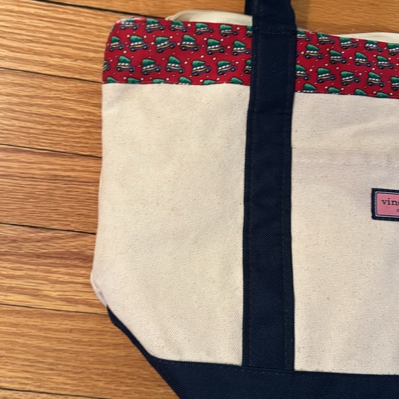 Christmas 🛻 🌲 tote by Vineyard Vines. Used. - Picture 16 of 16